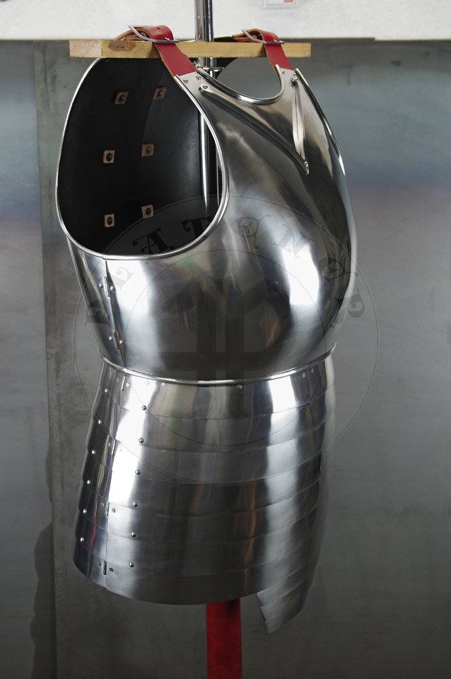 Cuirass with separate skirt in downward lapping lames construction. Backplates hinged at breastplate sides - so called reredors construction. Made of medium carbon steel of various thickness: breastplate 2 mm, backplates 1,5 mm, skirt 1,2 mm. Forged V-shaped stop rib to deflect the points of weapons away from the neck. Heat hardened and tempered up to 42 HRC. Handmade steel buckles in set./ Kirys biay z osobnym fartuchem pytowym. Naplecznik dwuczciowy przymocowany na zawiasach po bokach napiernika. Kirys wykonany ze stali redniowglowej o rnej gruboci: napiernik 2 mm, naplecznik 1,5 mm, fartuch pytowy 1,2 mm. Kuta w ksztacie V ochrona szyi. Hartowany i odpuszczany do 42 HRC. Rcznie wykonane stalowe sprzczki w zestawie.